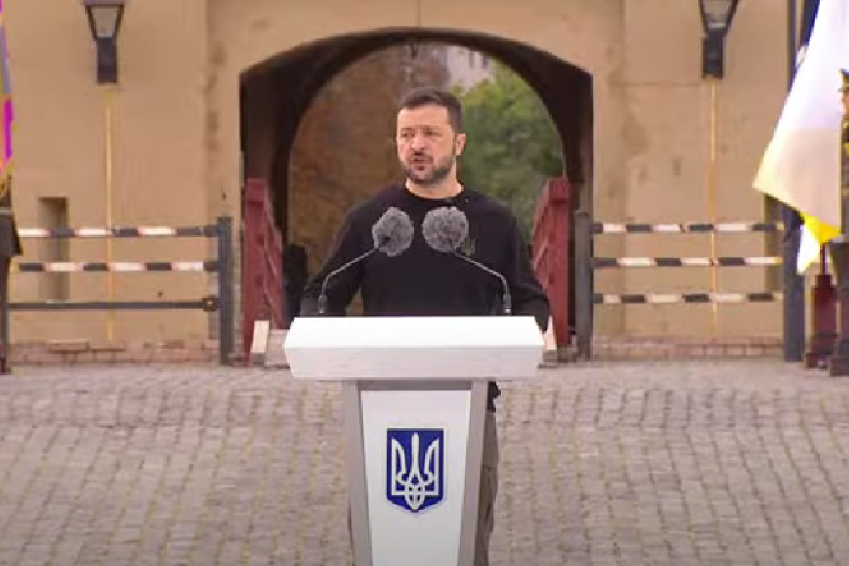 Зеленський привітав захисників України: "Ви пишете історію на полі бою"