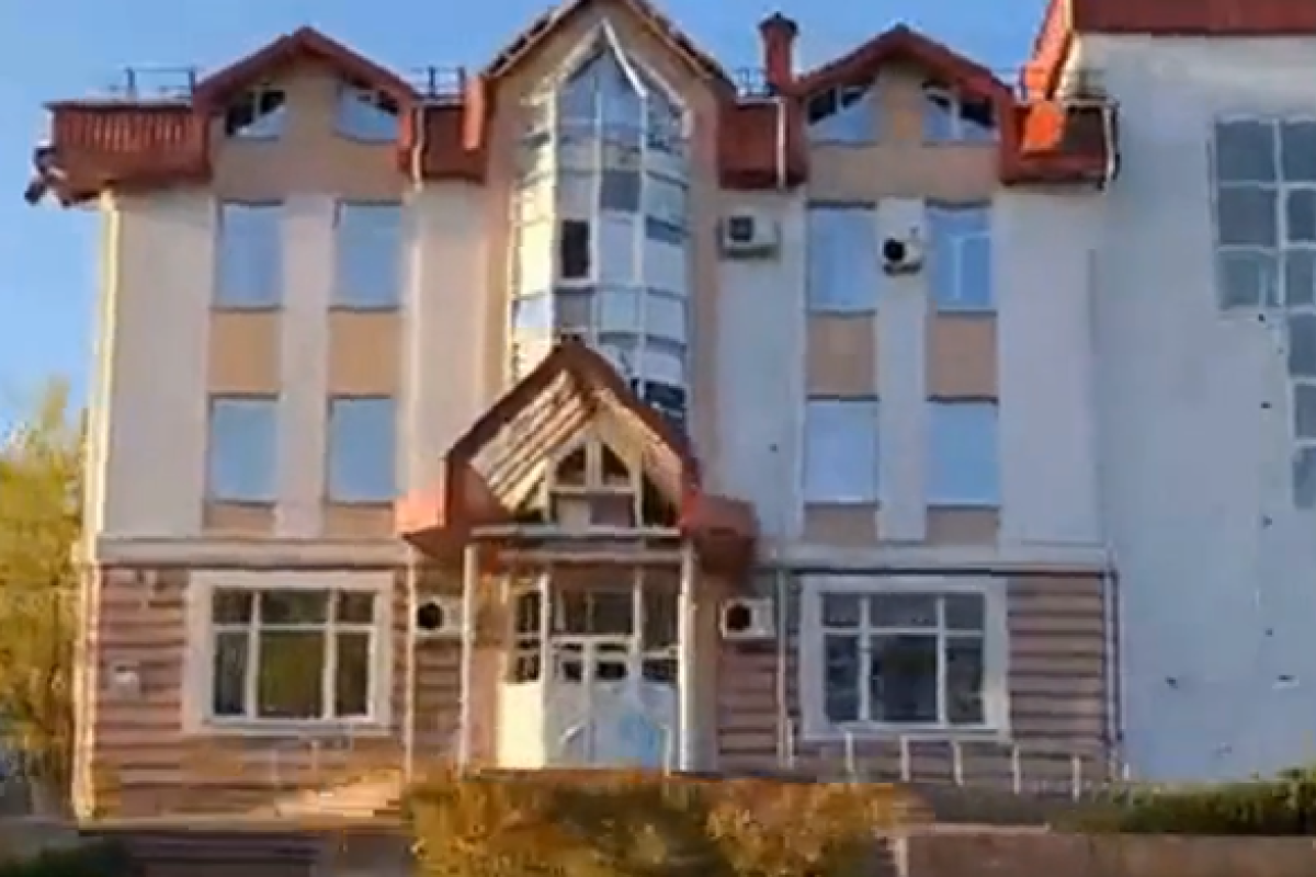 Розруха та запустіння: у мережі показали на відео, як виглядає зараз один із найкрасивіших районів Сіверськодонецька Розруха та запустіння: у мережі показали на відео, як виглядає зараз один із найкрасивіших районів Сіверськодонецька