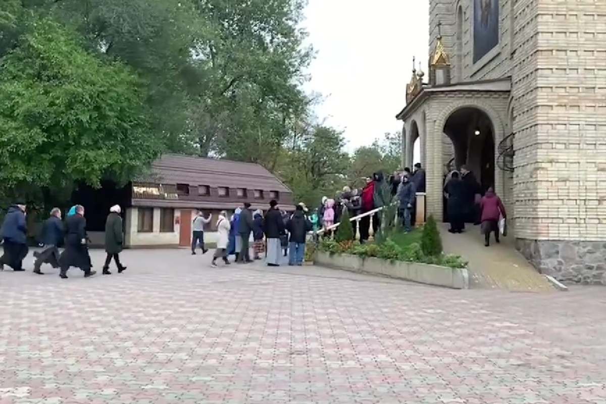 Конфликт в Черкассах: представители ПЦУ и МП столкнулись возле храма