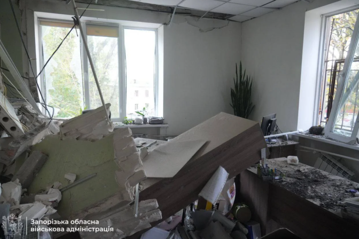 В ОВА показали последствия удара по жилому кварталу в Запорожье: пятеро раненых В ОВА показали последствия удара по жилому кварталу в Запорожье: пятеро раненых