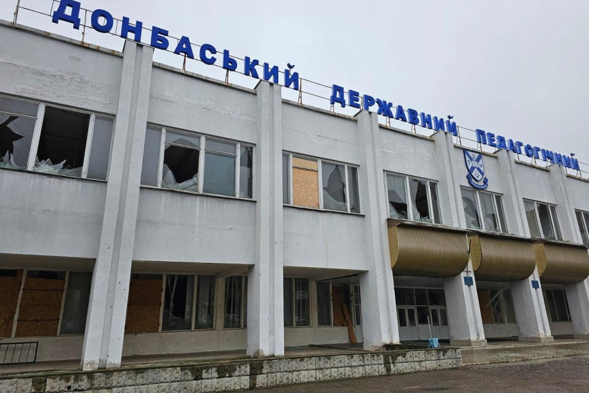 Повреждены детсад и университет: последствия обстрела Славянска показали на видео Повреждены детсад и университет: последствия обстрела Славянска показали на видео