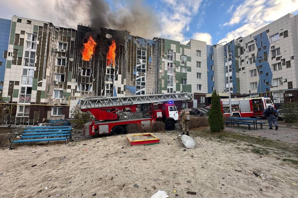 В Белгороде беспилотник попал в жилой дом: в сети появились кадры с места происшествия В Белгороде беспилотник попал в жилой дом: в сети появились кадры с места происшествия