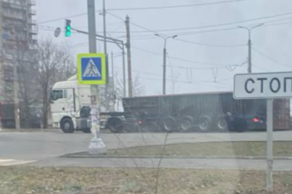 Не доехал до России: в центре Мариуполя перевернулся тягач с награбленным металлоломом Не доехал до России: в центре Мариуполя перевернулся тягач с награбленным металлоломом