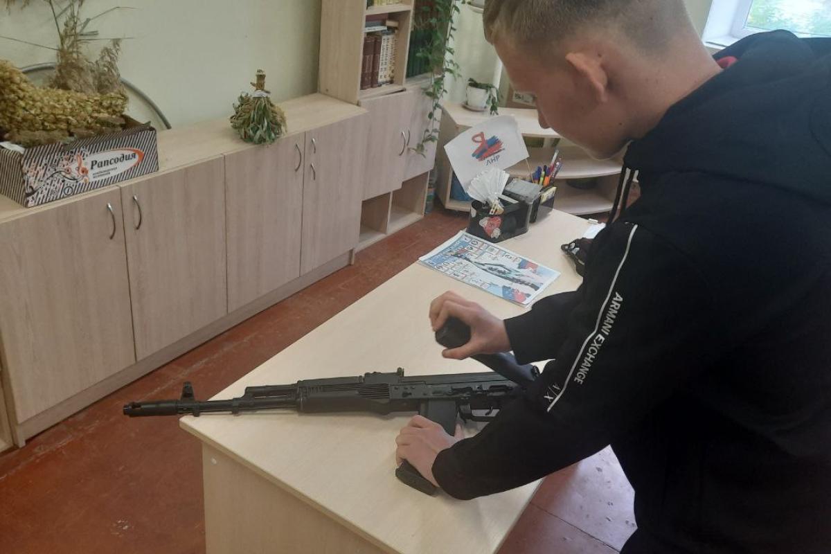 У Рубіжному діти вивчали пристрій автомата У Рубіжному діти вивчали пристрій автомата