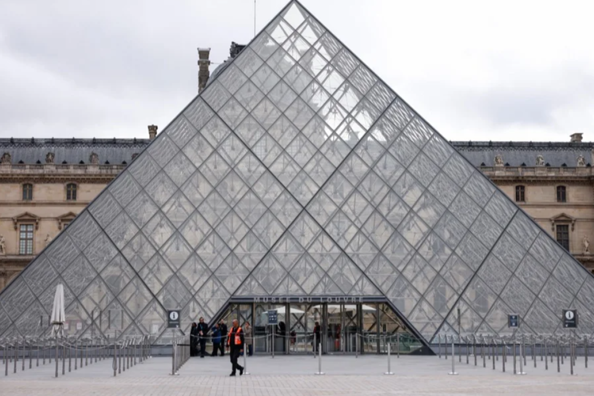 Зухвале пограбування Лувру вразило Францію Зухвале пограбування Лувру вразило Францію