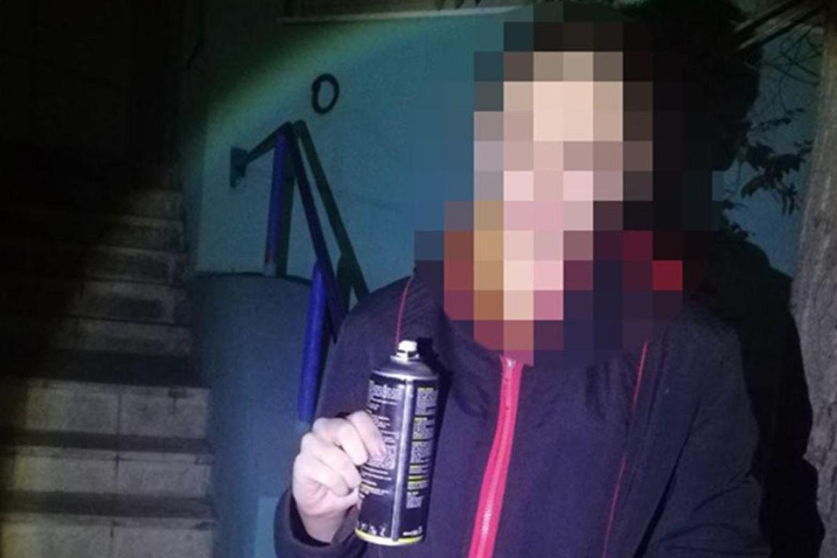 В Северодонецке задержана девушка-подросток, разрисовывающая стены рекламой наркотиков В Северодонецке задержана девушка-подросток, разрисовывающая стены рекламой наркотиков