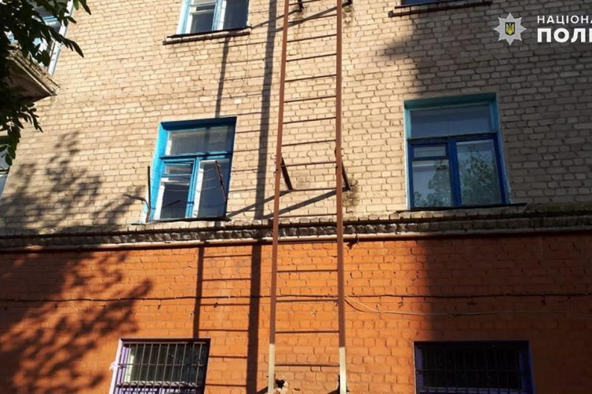 Протест родителям: на Луганщине полицейские отговорили 12-летнего парня прыгать с балкона Протест родителям: на Луганщине полицейские отговорили 12-летнего парня прыгать с балкона