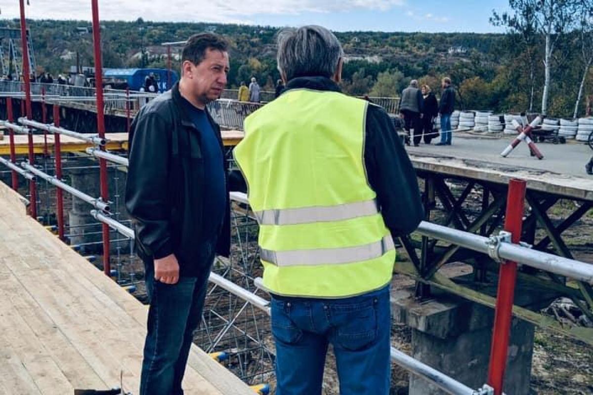 Глава ЛОГА проинспектировал ход ремонта моста в Станице Луганской Глава ЛОГА проинспектировал ход ремонта моста в Станице Луганской