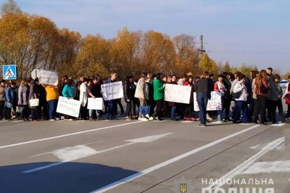 В Житомире учителя устроили акцию, требуя выплатить зарплаты В Житомире учителя устроили акцию, требуя выплатить зарплаты