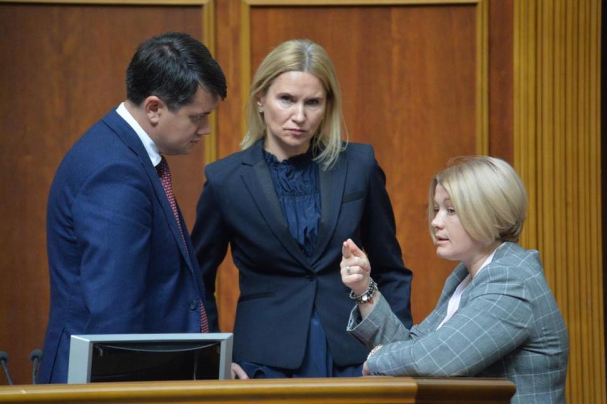 Ирина Геращенко рассказала о встрече Зеленского с руководителями парламентских фракций Ирина Геращенко рассказала о встрече Зеленского с руководителями парламентских фракций