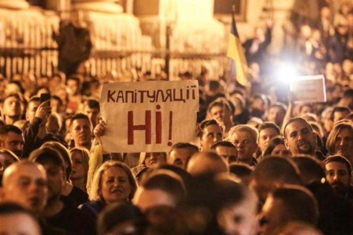 В "Слуге народа" заявили, что акции против капитуляции были "куплены" В "Слуге народа" заявили, что акции против капитуляции были "куплены"