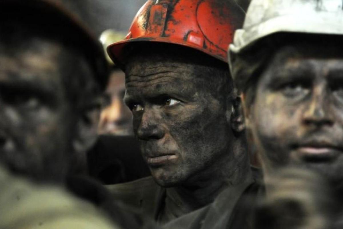 В "Лисичанскуголь" забастовки: горняки шахты "Новодружеская" требуют вернуть долги В "Лисичанскуголь" забастовки: горняки шахты "Новодружеская" требуют вернуть долги