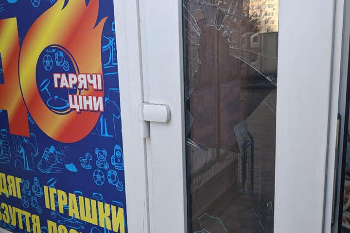 "Пьяный герой": в Лисичанске поймали хулигана, разбившего рукой стекло магазина "Пьяный герой": в Лисичанске поймали хулигана, разбившего рукой стекло магазина
