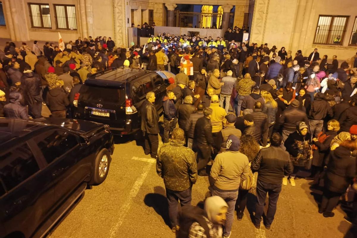 Участники акции протеста в Грузии не пропускают чиновников в здание парламента Участники акции протеста в Грузии не пропускают чиновников в здание парламента