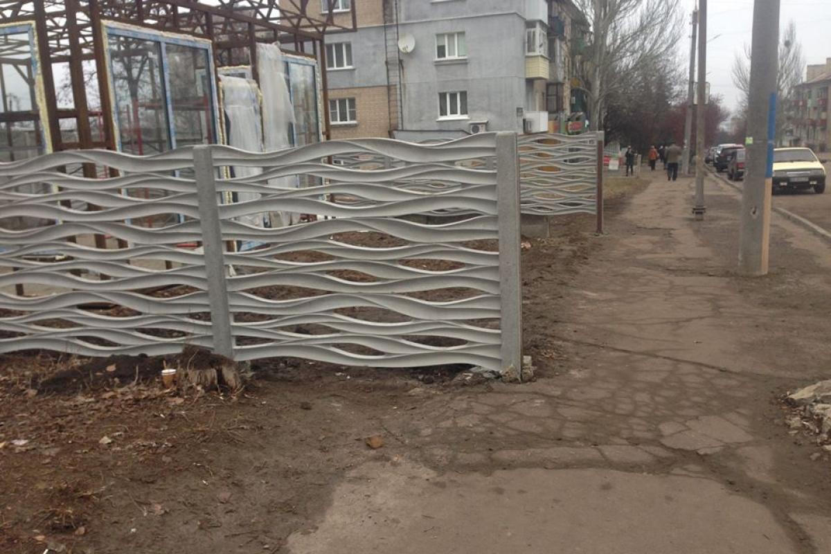 Мешает или нет?: В Лисичанске возник спор из-за строительства новой торговой точки Мешает или нет?: В Лисичанске возник спор из-за строительства новой торговой точки