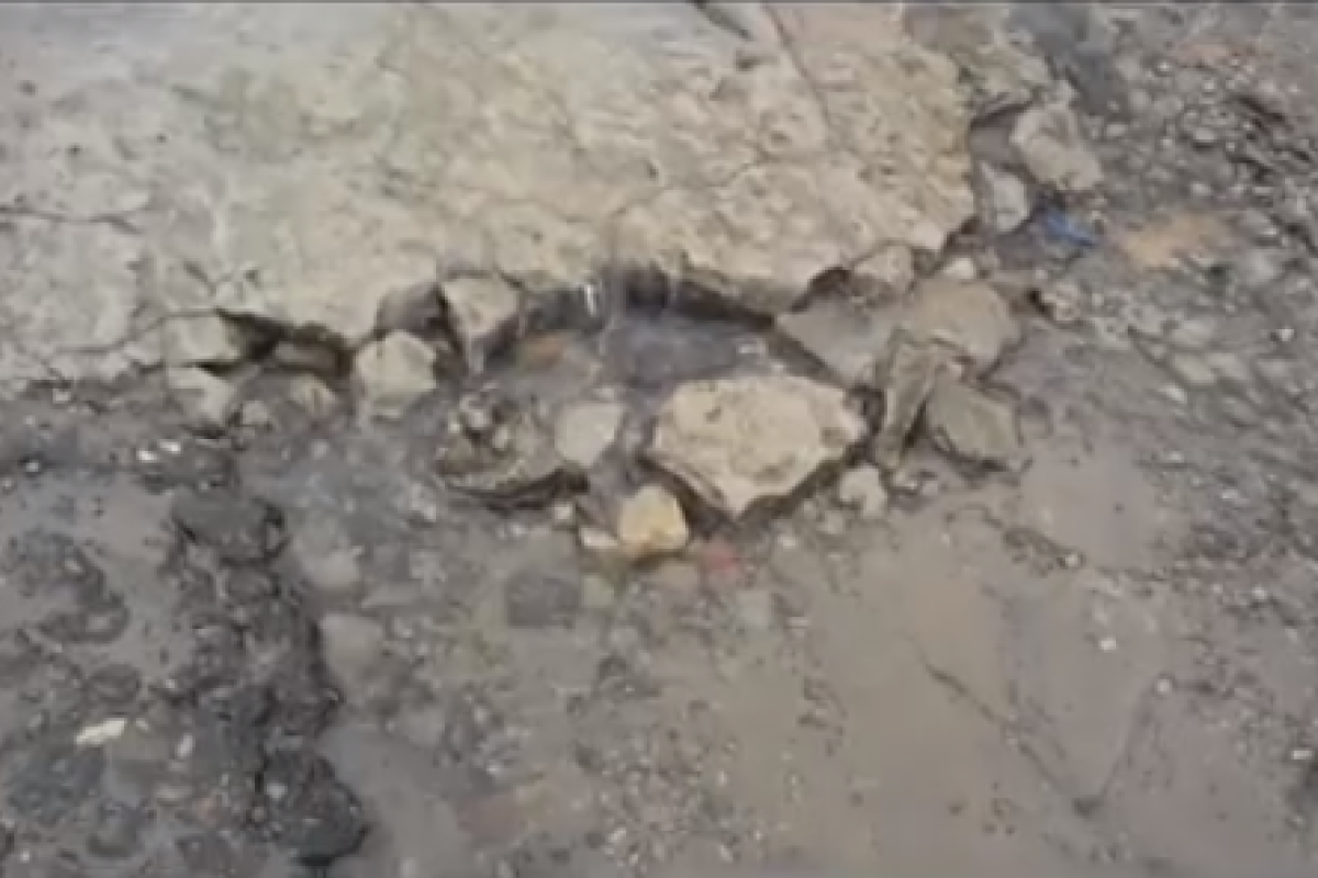Порыв труб: в Лисичанске ручьи бесценной воды текут по улице и поливают асфальт