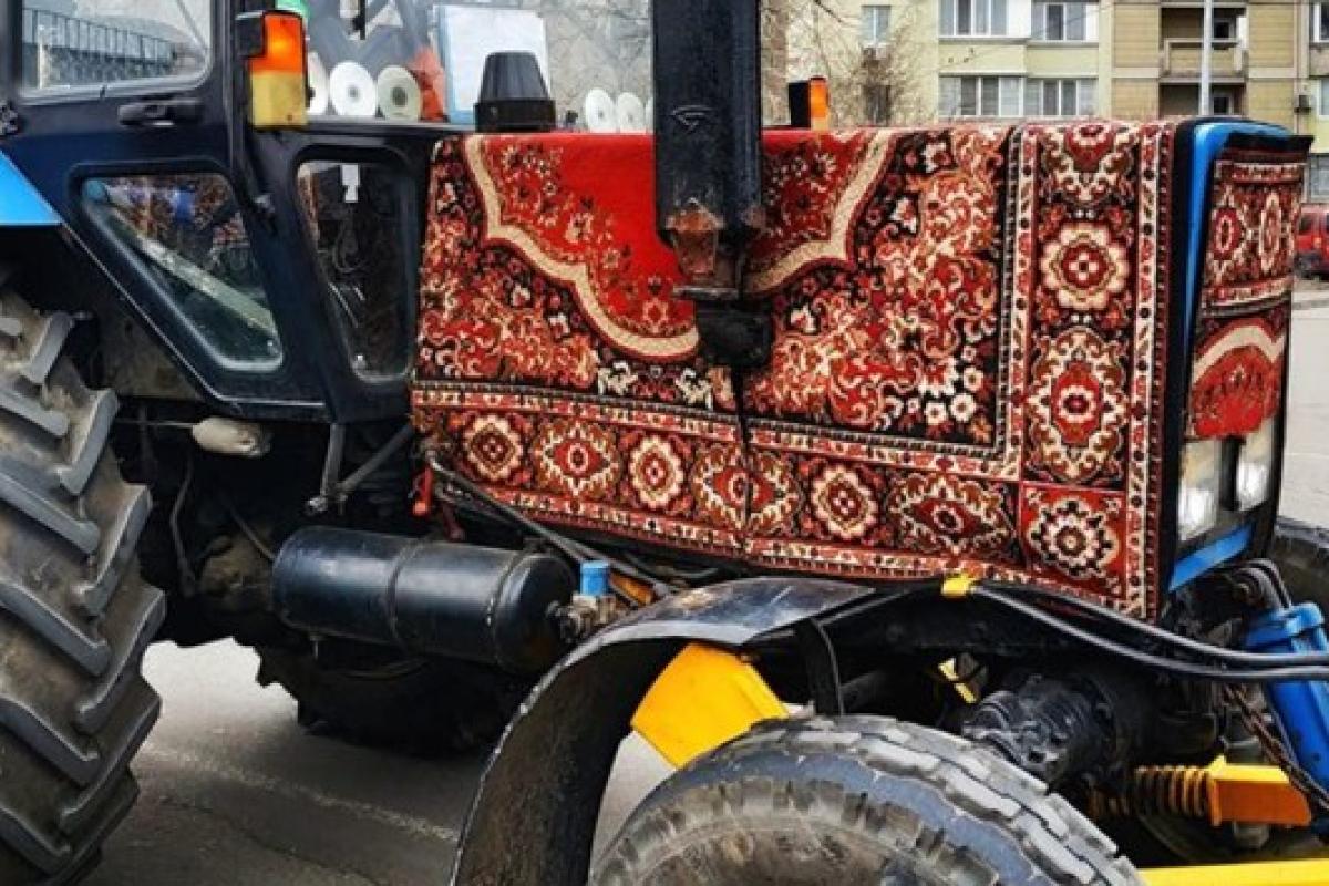 "Домашний, душевный": в Украине замечен трактор со странным тюнингом (фото) "Домашний, душевный": в Украине замечен трактор со странным тюнингом (фото)