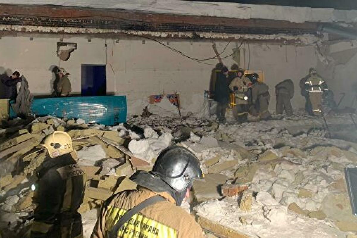 ЧП в России: в Новосибирске на посетителей кафе обрушилась кровля, есть жертвы ЧП в России: в Новосибирске на посетителей кафе обрушилась кровля, есть жертвы