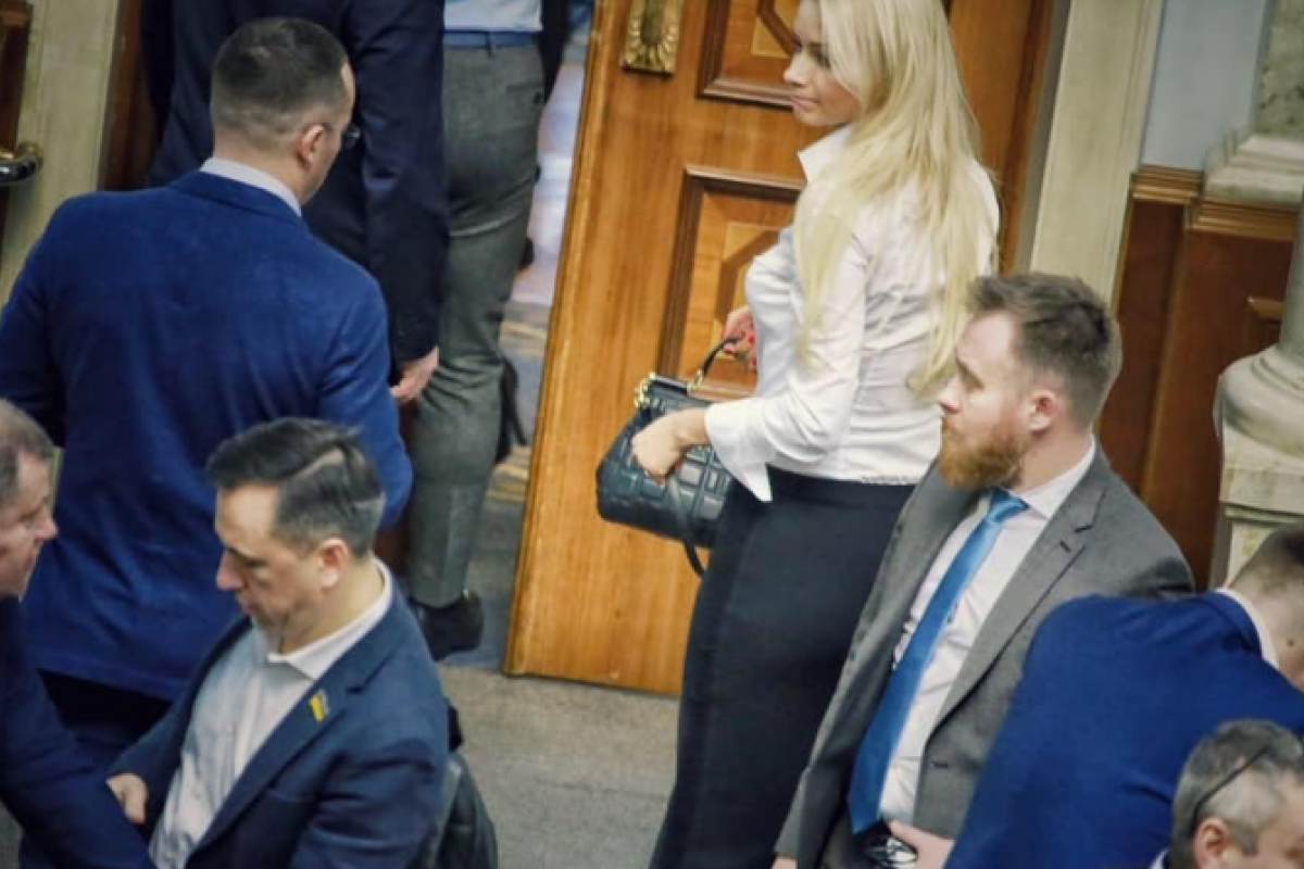 Модница: депутат от "Слуги народа" похвасталась в Раде сумкой за 1500 евро Модница: депутат от "Слуги народа" похвасталась в Раде сумкой за 1500 евро