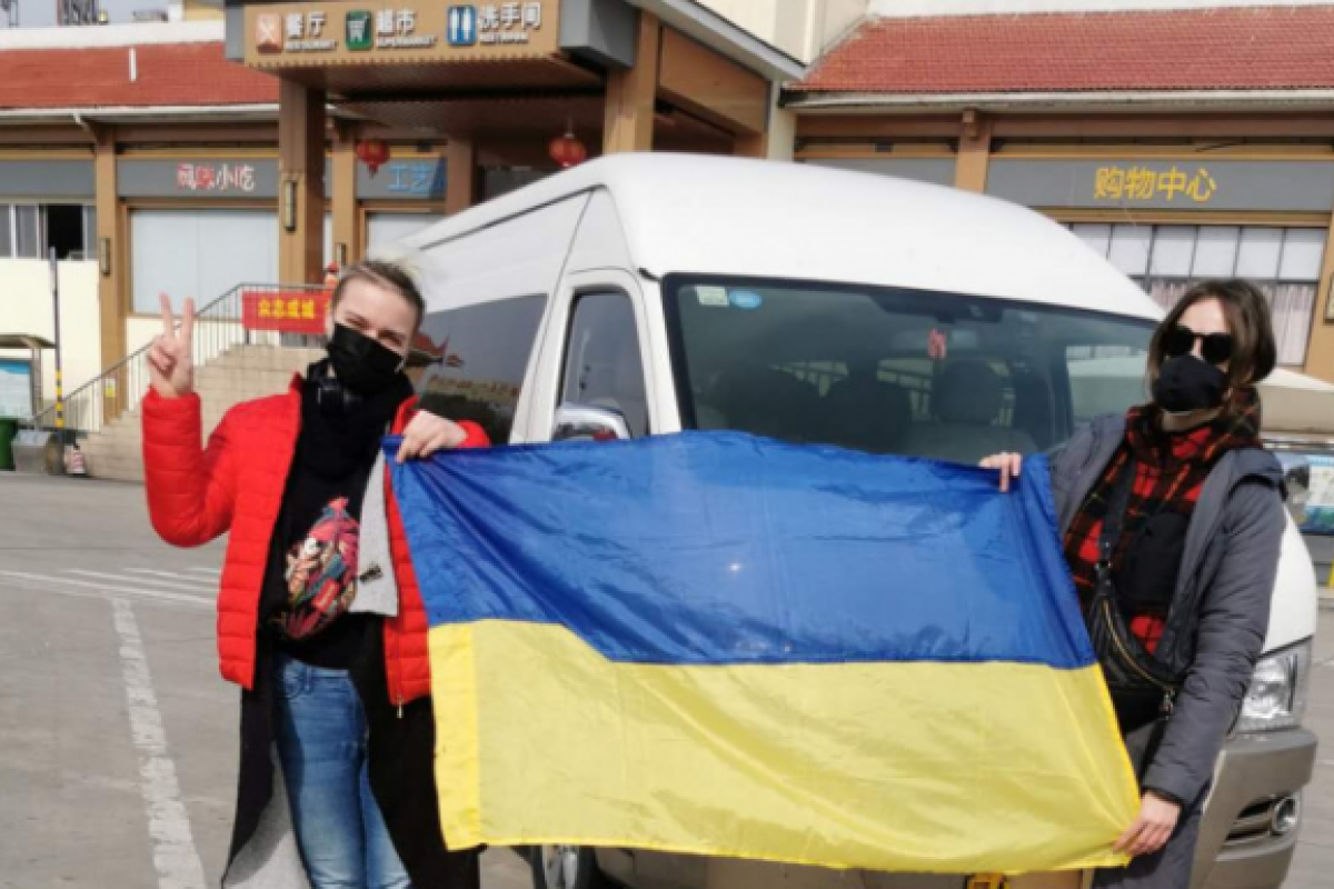 Украинцы и иностранцы, которых будут эвакуировать из Китая, прибыли в аэропорт Уханя Украинцы и иностранцы, которых будут эвакуировать из Китая, прибыли в аэропорт Уханя