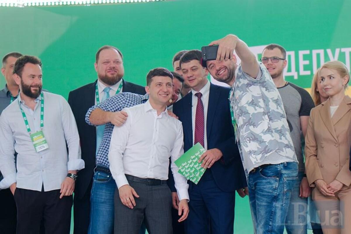 Слово "слуга" в названии партии "Слуга народа" требуют запретить через суд Слово "слуга" в названии партии "Слуга народа" требуют запретить через суд
