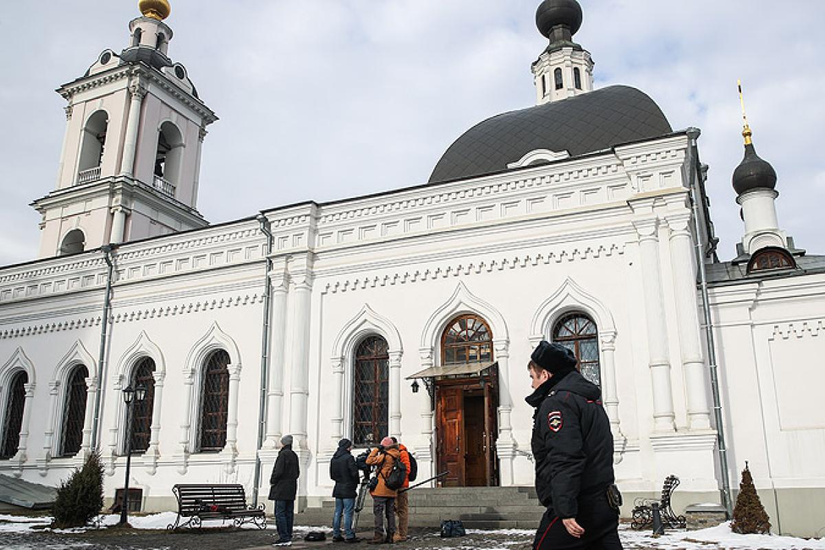 В центре Москвы мужчина с ножом напал на прихожан храма В центре Москвы мужчина с ножом напал на прихожан храма