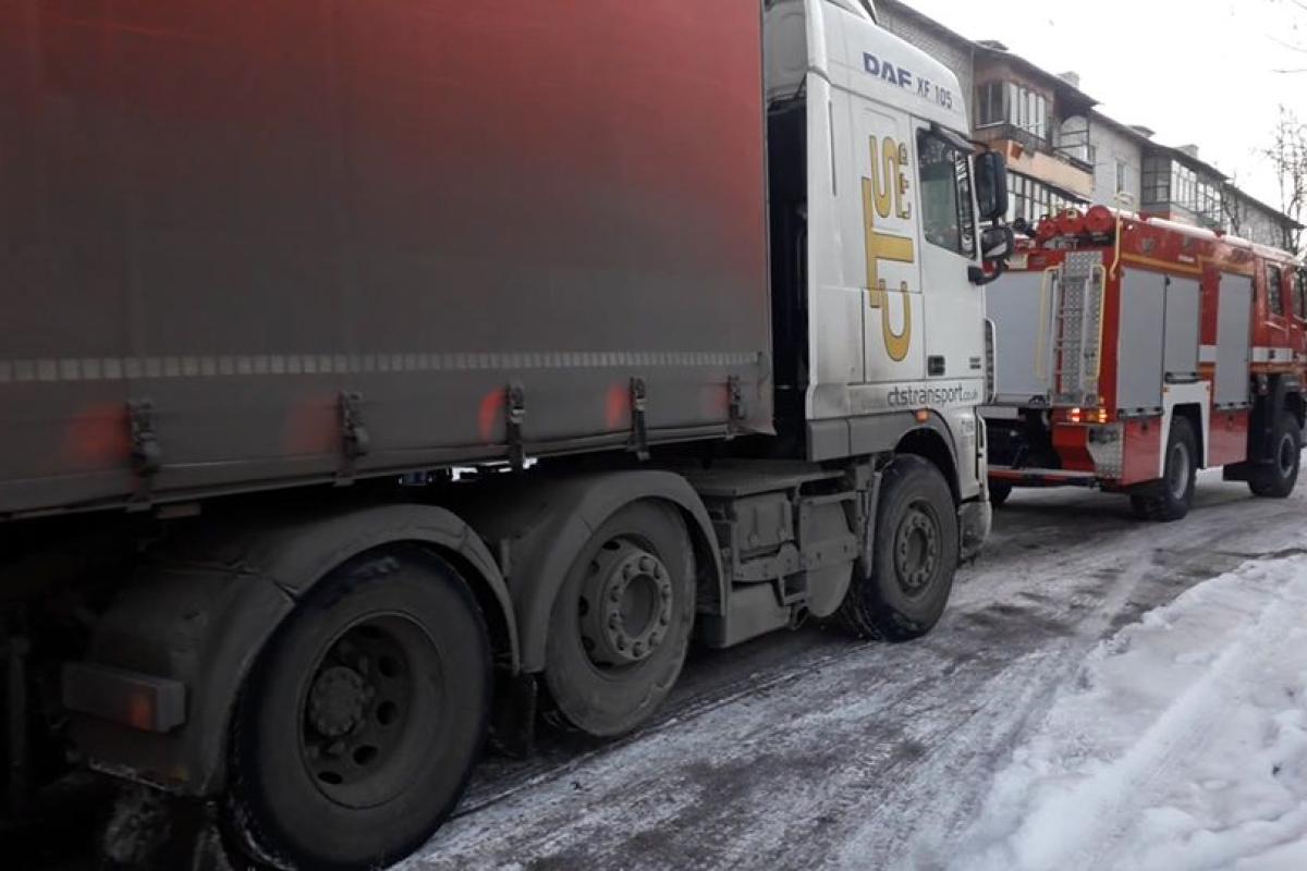 Опасные зимние дороги: в Лисичанске водитель большегруза не справился с управлением Опасные зимние дороги: в Лисичанске водитель большегруза не справился с управлением