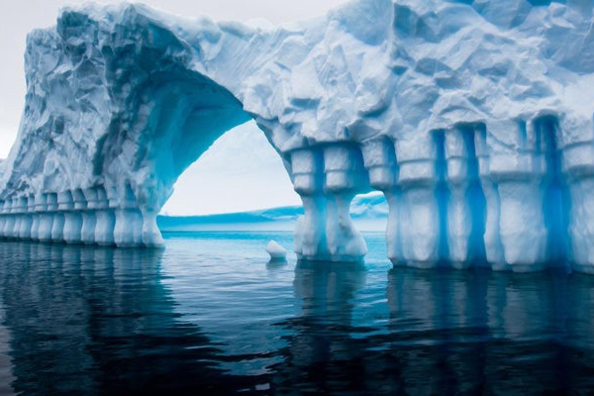 В снегах Антарктиды обнаружили вход в неизвестные подземелья (фото) В снегах Антарктиды обнаружили вход в неизвестные подземелья (фото)