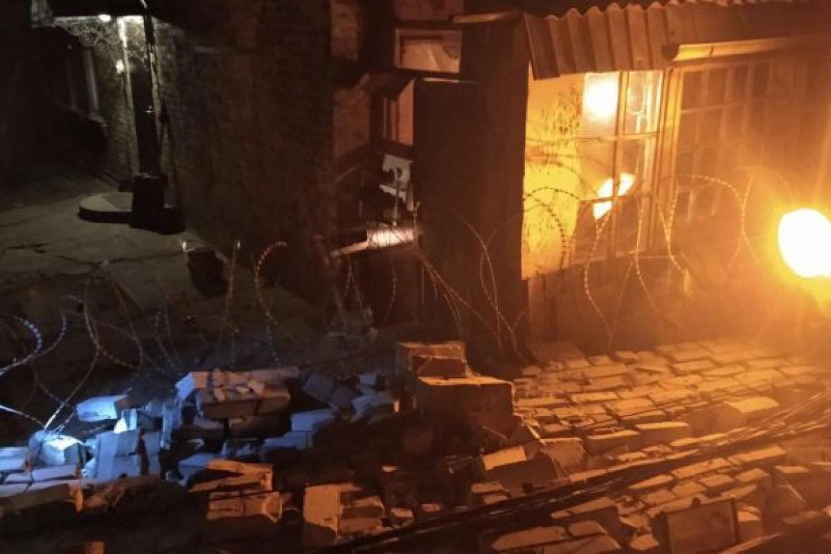 В Запорожье на АО "Мотор Сич" кирпичная конструкция рухнула на частное домовладение В Запорожье на АО "Мотор Сич" кирпичная конструкция рухнула на частное домовладение