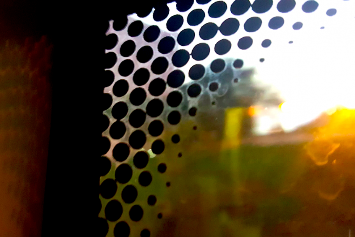 Черные точки на автомобильных стеклах: украинцам рассказали, для чего их наносят Черные точки на автомобильных стеклах: украинцам рассказали, для чего их наносят