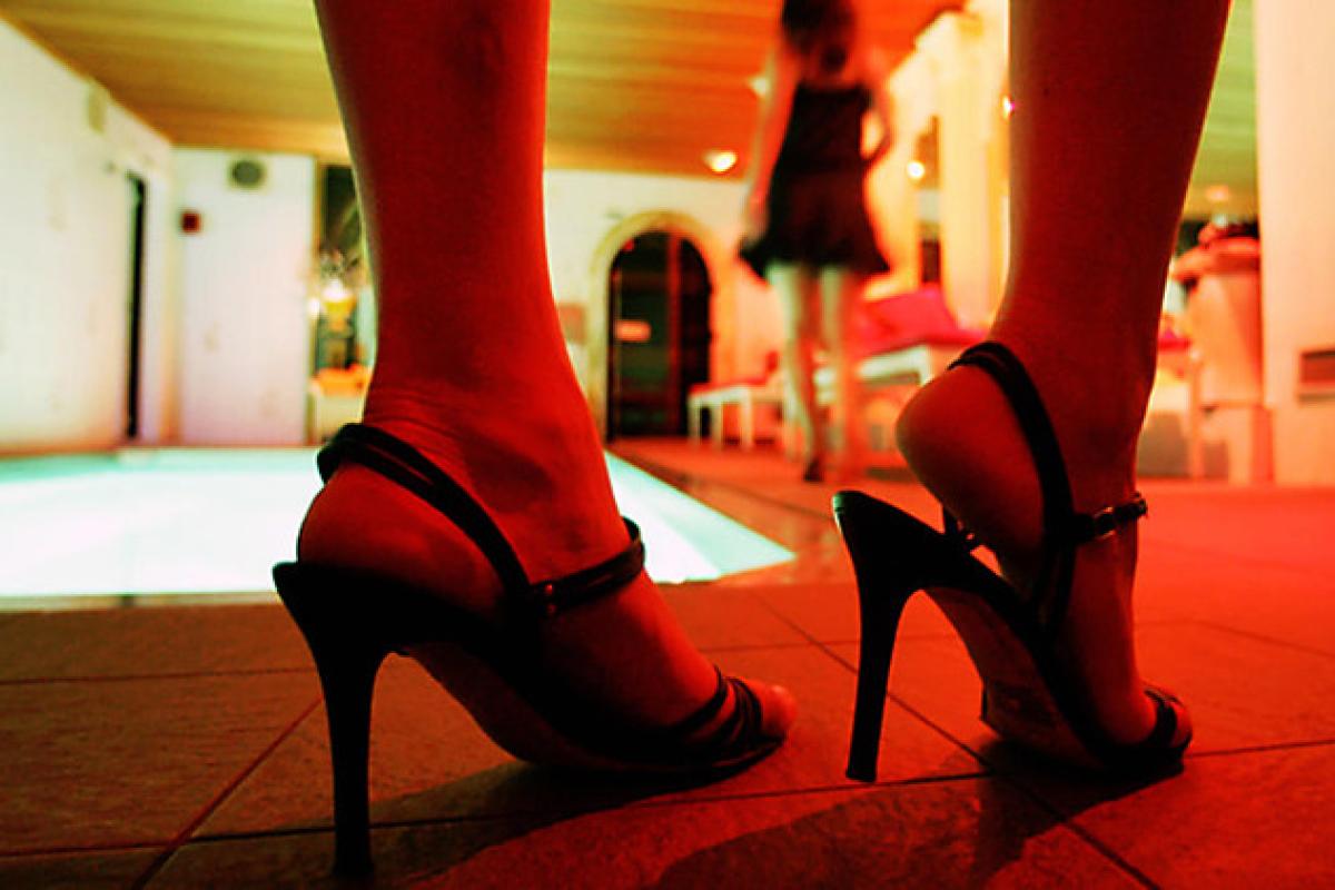 Интимные встречи с ребенком по заказу "клиентов": жительницу Лисичанска будут судить за сводничество Интимные встречи с ребенком по заказу "клиентов": жительницу Лисичанска будут судить за сводничество