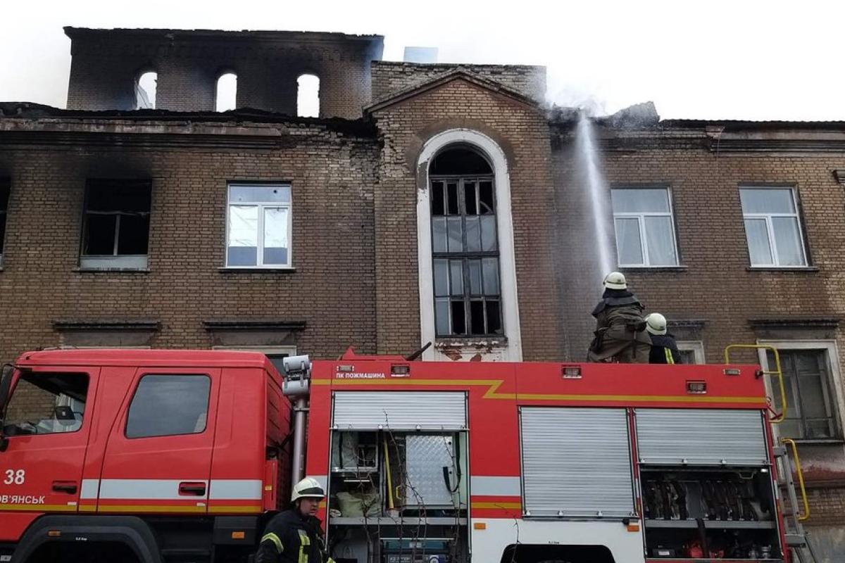 В Славянске на Донетчине пожар в Центре культуры и окружающей среды гасили почти 6 часов В Славянске на Донетчине пожар в Центре культуры и окружающей среды гасили почти 6 часов