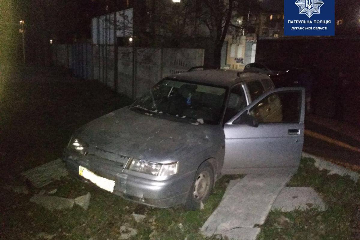 В Северодонецке пьяный водитель снес бетонный забор В Северодонецке пьяный водитель снес бетонный забор