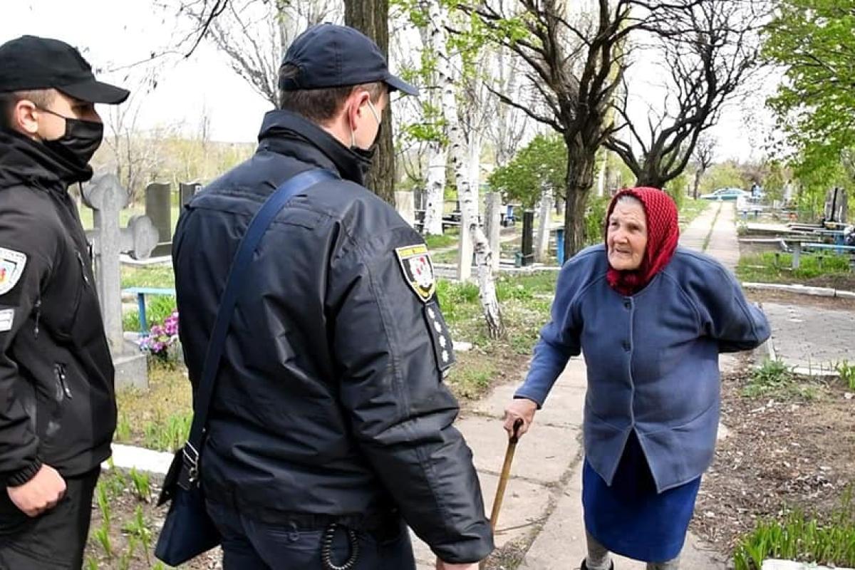 Поминальное воскресенье в Луганской области: ситуация на кладбищах (фото) Поминальное воскресенье в Луганской области: ситуация на кладбищах (фото)