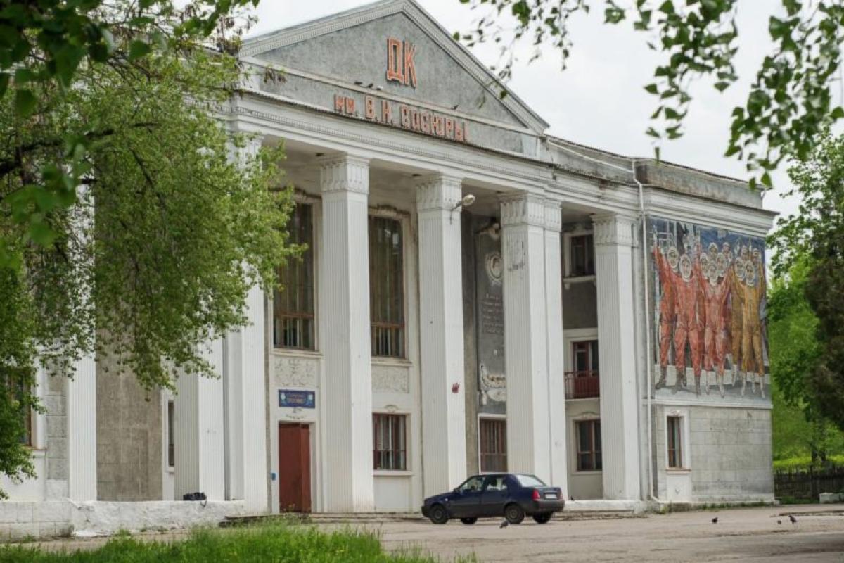 "Обстановка не в кайф": в Лисичанске работники ДК им. Сосюры записали позитивное песенное обращение (видео) "Обстановка не в кайф": в Лисичанске работники ДК им. Сосюры записали позитивное песенное обращение (видео)
