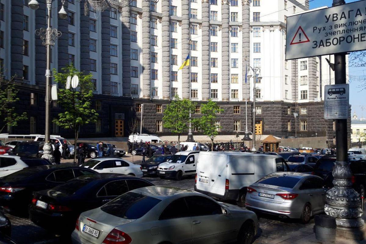 Предприниматели устроили акцию возле здания Кабмина, требуя отменить карантин Предприниматели устроили акцию возле здания Кабмина, требуя отменить карантин