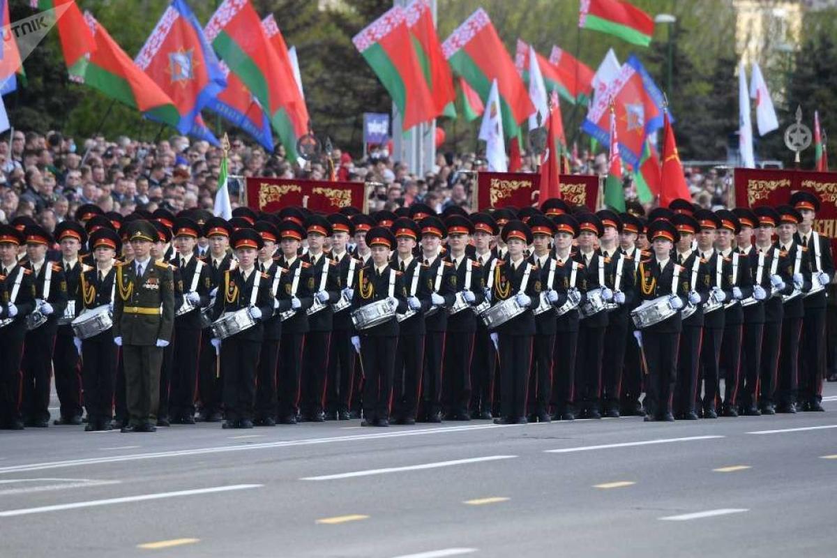 В Минске во время военного парада 9 мая солдат потерял сознание (видео) В Минске во время военного парада 9 мая солдат потерял сознание (видео)