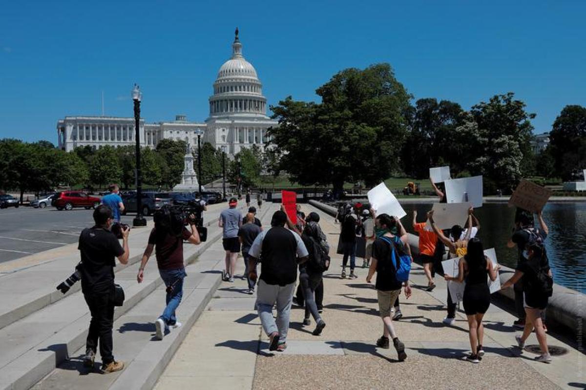 Массовые протесты в США: в 25 городах введен комендантский час (фото) Массовые протесты в США: в 25 городах введен комендантский час (фото)