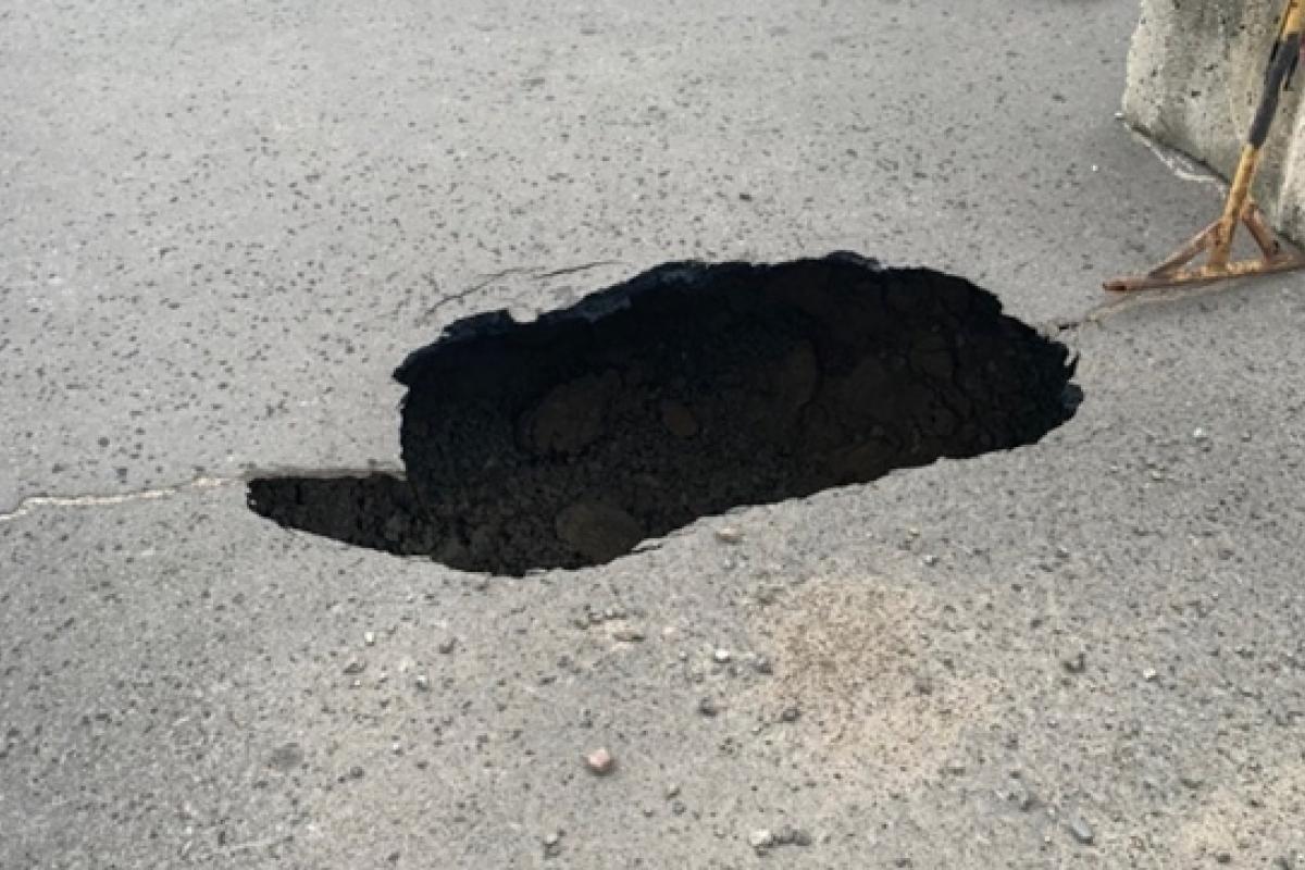 Выглянула бездна: в Северодонецке произошел обвал дорожного покрытия (фото)