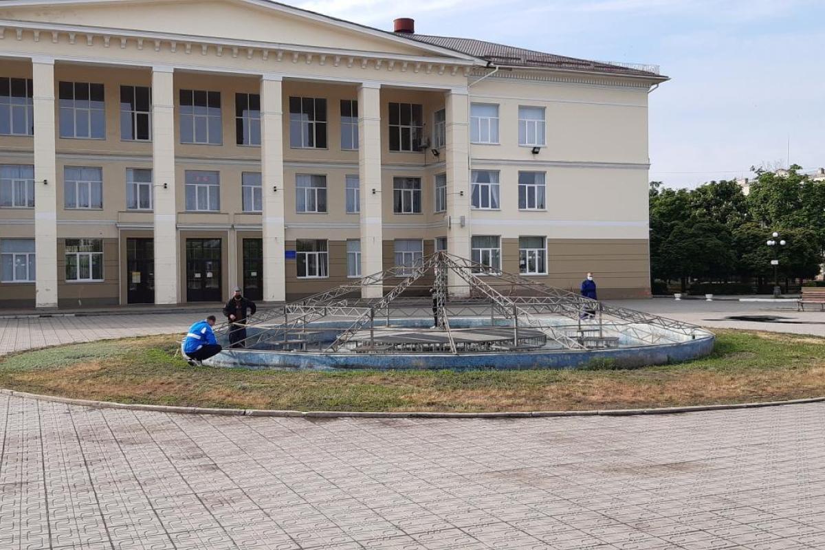 В Северодонецке ко включению готовят светомузыкальный фонтан В Северодонецке ко включению готовят светомузыкальный фонтан