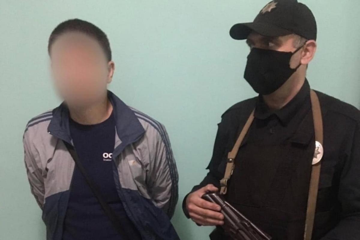 В Рубежном у супермаркета напали на гражданина Индии и отобрали 1000 гривен В Рубежном у супермаркета напали на гражданина Индии и отобрали 1000 гривен