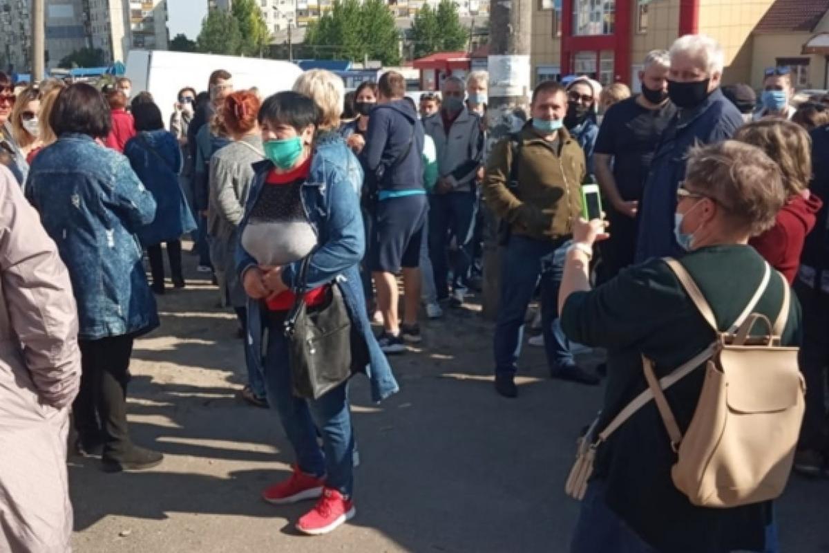 В Лисичанске митингуют предприниматели: откроют ли Центральный рынок В Лисичанске митингуют предприниматели: откроют ли Центральный рынок