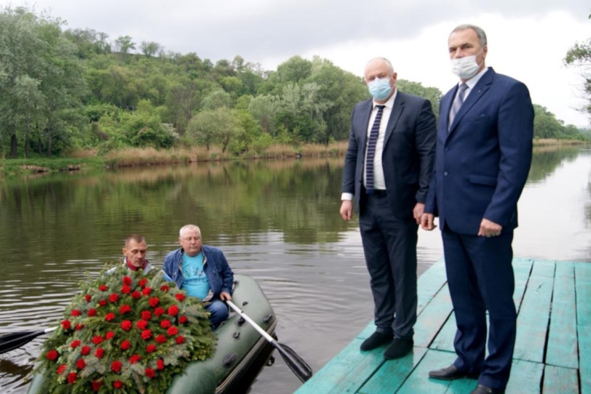 В Лисичанске почтили память павших во Второй мировой войне (фото) В Лисичанске почтили память павших во Второй мировой войне (фото)
