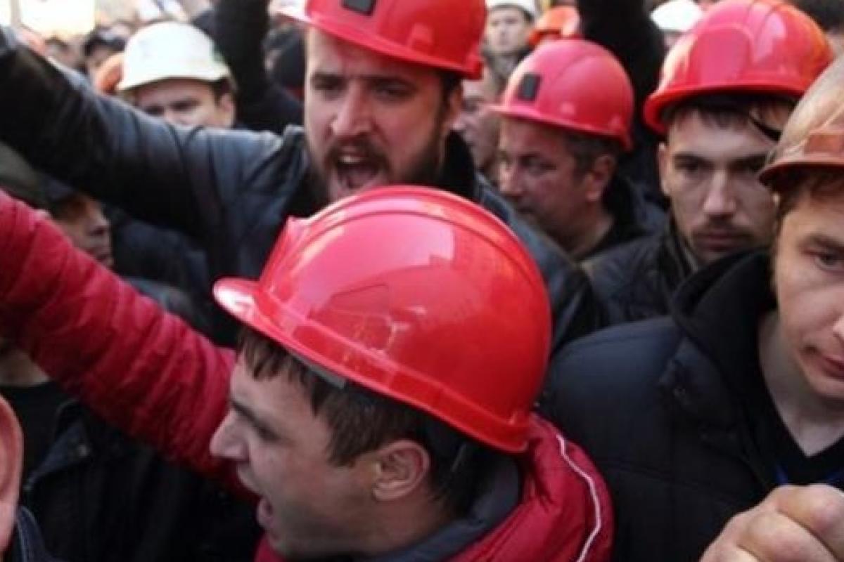 В Киев направляются шахтеры на бессрочную акцию протеста В Киев направляются шахтеры на бессрочную акцию протеста