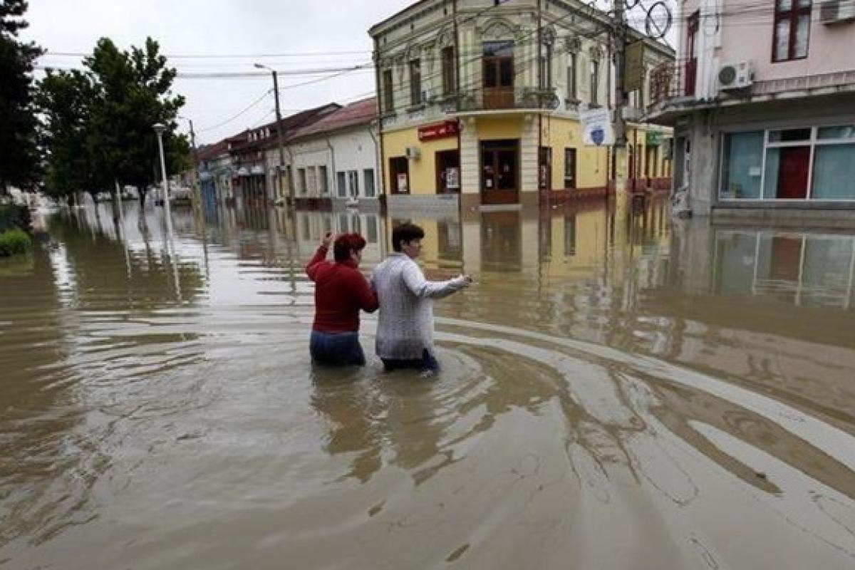 Наводнение в Румынии: в воде более 160 населенных пунктов, есть погибшие (видео) Наводнение в Румынии: в воде более 160 населенных пунктов, есть погибшие (видео)