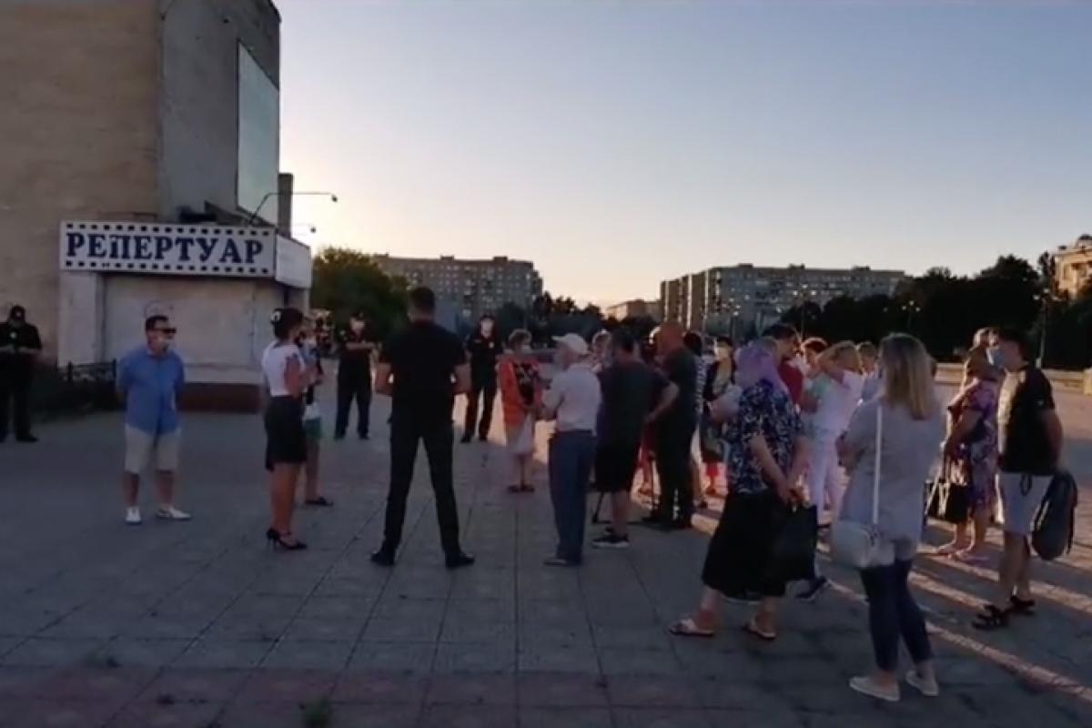 Протест в Лисичанске: люди, измученные перебоями водоснабжения, вышли на площадь (видео) Протест в Лисичанске: люди, измученные перебоями водоснабжения, вышли на площадь (видео)