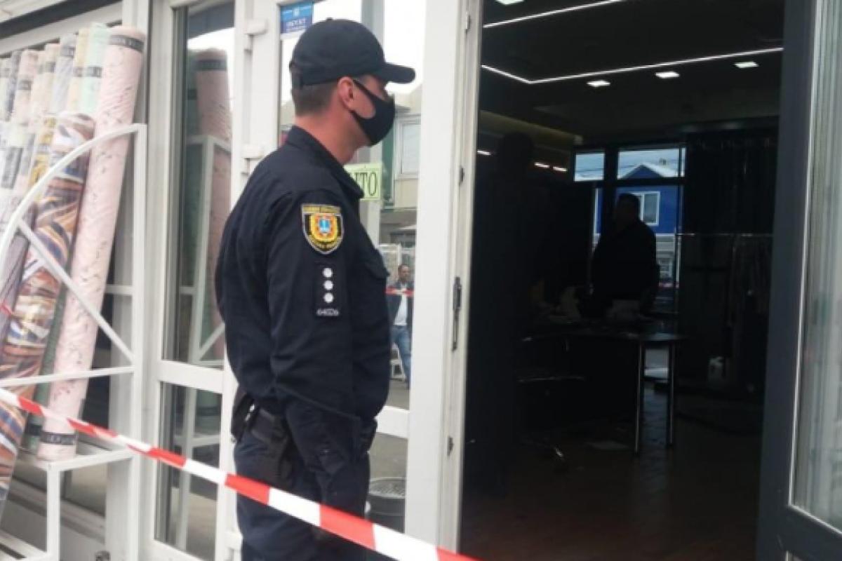 Неизвестные устроили стрельбу на рынке в Одессе, есть раненые Неизвестные устроили стрельбу на рынке в Одессе, есть раненые