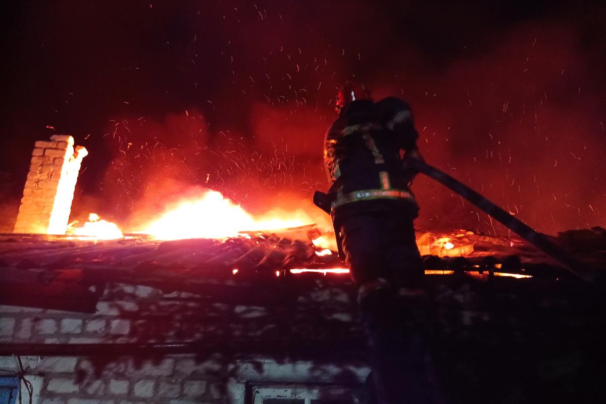 Погорело оборудование и товары: в Лисичанске горел магазин (фото) Погорело оборудование и товары: в Лисичанске горел магазин (фото)