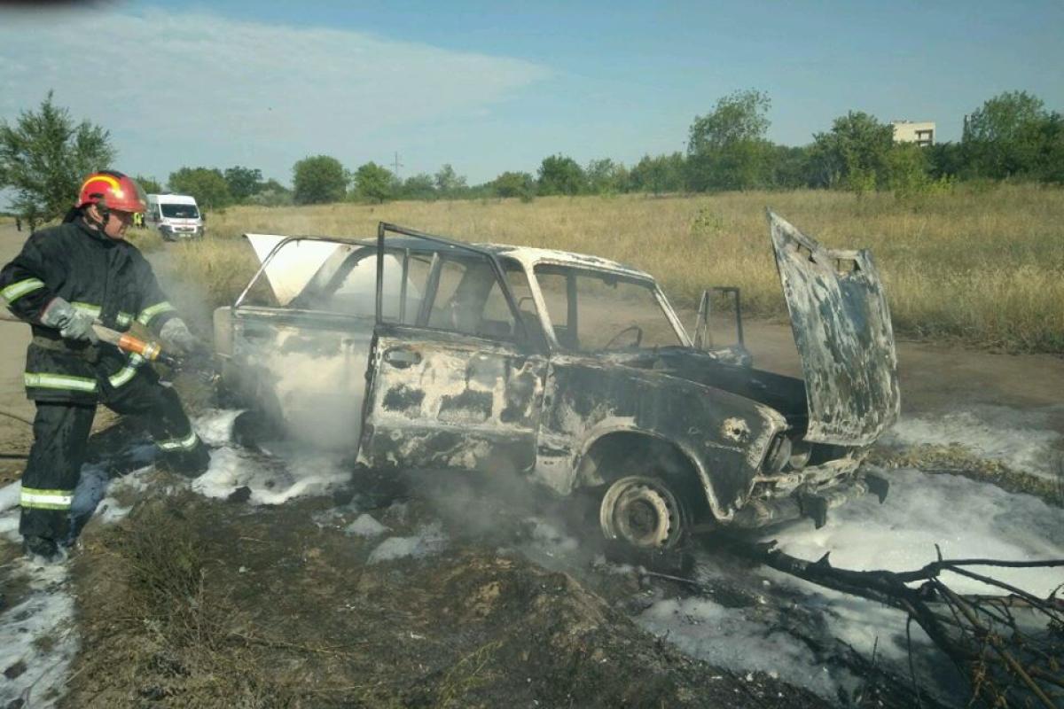 Від ВАЗ залишився каркас: в Лисичанську на вулиці загорівся автомобіль (фото) Від ВАЗ залишився каркас: в Лисичанську на вулиці загорівся автомобіль (фото)