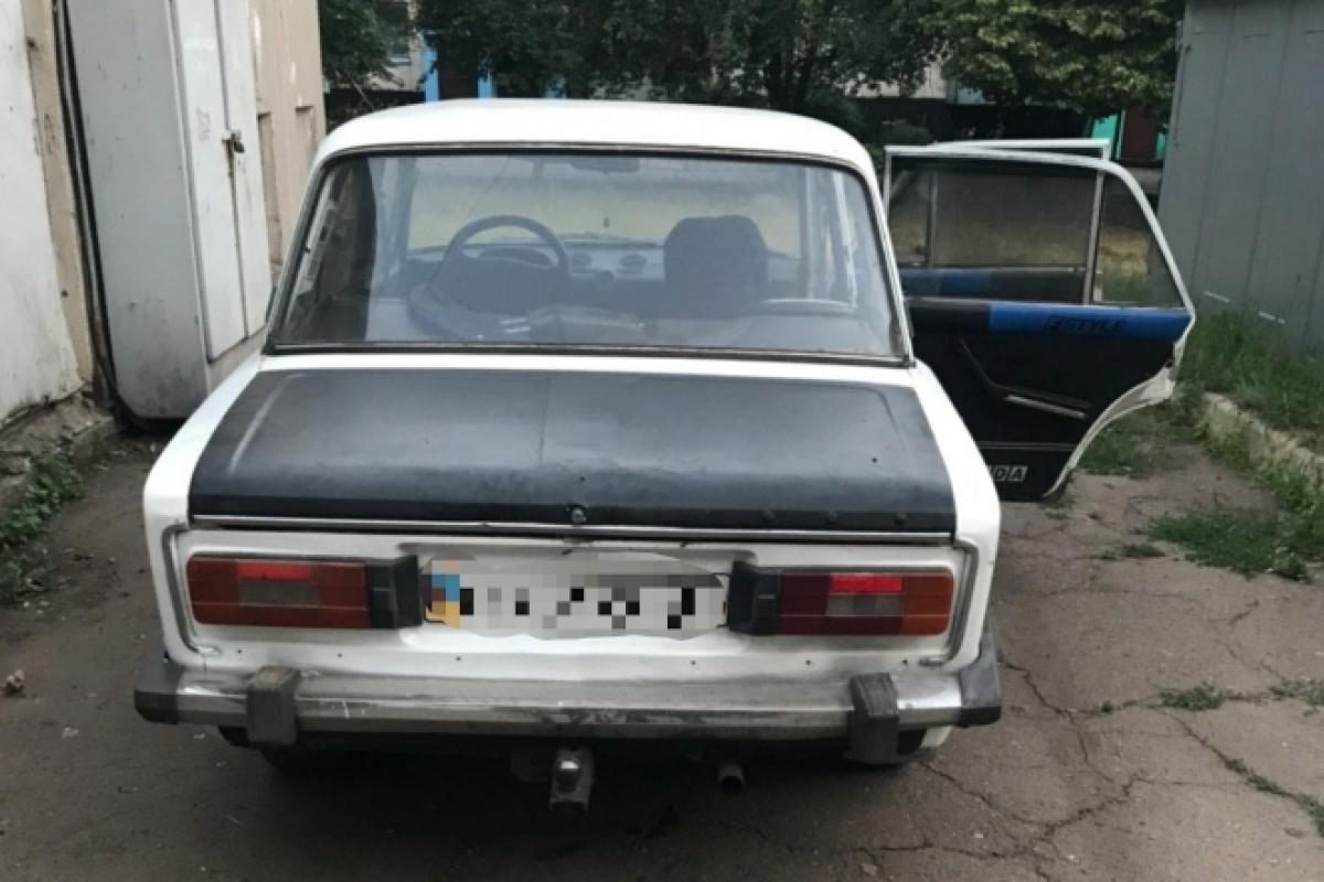 Незручна ноша: в Лисичанську автомобільні крадії спокусилися на ВАЗ (фото) Незручна ноша: в Лисичанську автомобільні крадії спокусилися на ВАЗ (фото)